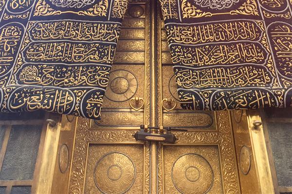 مکه عربستان سعودی - سپتامبر 2019 درب کعبه به نام ملتزم در مسجد مقدس گرانت الحرام زائران مسلمان از سراسر جهان برای انجام عمره یا حج در مسجد حرم گرد آمدند