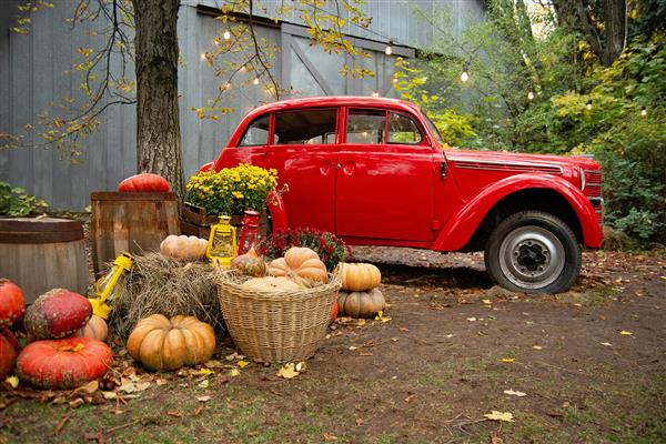 کیف اوکراین 13 نوامبر 2017 پس زمینه پاییز مفهوم طبیعت هالووین روز شکرگزاری دکوراسیون خانه و باغ برای تعطیلات ماشین رترو قرمز مسکویچ