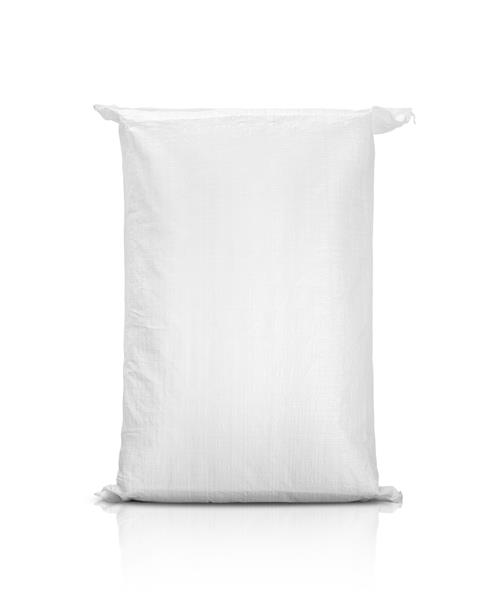 کیسه شن یا کیسه بوم پلاستیکی سفید برای برنج یا محصول کشاورزی جدا شده در زمینه سفید