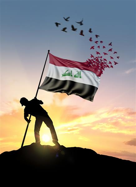 پرچم عراق در حالی که در طلوع آفتاب توسط مردی روی تپه ای کاشته می شود به پرندگان تبدیل می شود