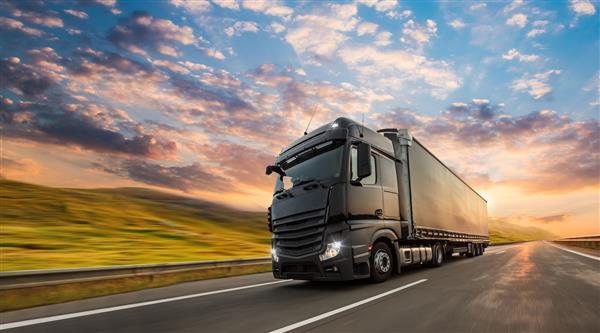 کامیون با کانتینر در بزرگراه مفهوم حمل و نقل محموله اثر اصلاح