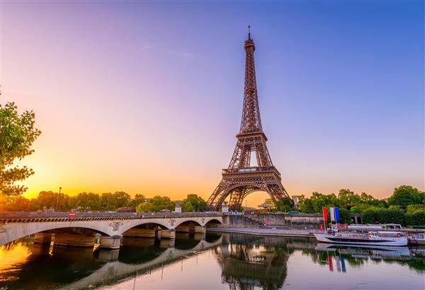 نمایی از برج ایفل و رودخانه سن در طلوع خورشید در پاریس فرانسه برج ایفل یکی از نمادین ترین مکان های دیدنی پاریس است معماری و بناهای دیدنی پاریس کارت پستال پاریس