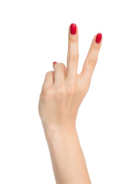 با دو انگشت به سمت بالا در نماد صلح یا پیروزی علامت حرف V در زبان اشاره که روی پس‌زمینه سفید جدا شده است