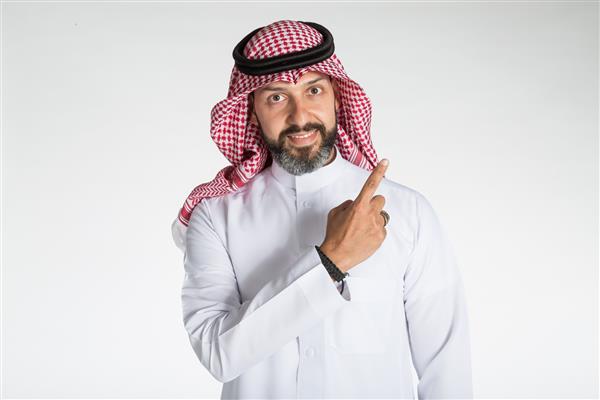 مرد عربستانی خاورمیانه‌ای عرب با لباس رسمی سنتی و شیماغ روی پس‌زمینه جدا شده سفید با حالت‌های مختلف حرکات دست و ژست‌ها نورپردازی استودیو آماده برای برش و ویرایش