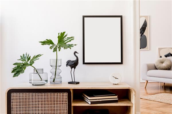 فضای داخلی خانه مدرن اسکاندیناوی با قاب عکس ماکت کمد چوبی طرح مجسمه سیاه برگ استوایی مبل خاکستری و لوازم شخصی دکوراسیون منزل شیک قالب آماده برای استفاده