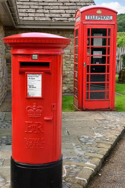 ارتباط با صندوق پستی Red Royal Mail و غرفه تلفن قرمز انگلیسی در بولتون ابی Wharfedale North Yorkshire انگلستان - 19 ژوئن 2019