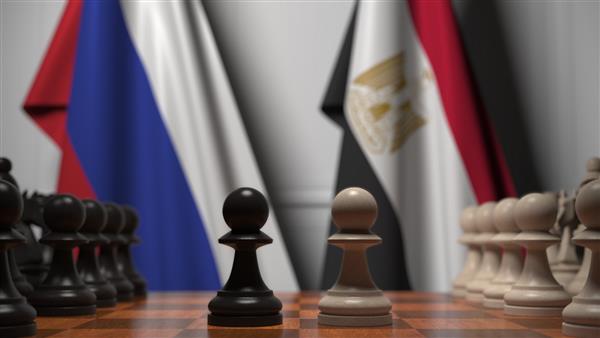 پرچم روسیه و مصر پشت پیاده روی صفحه شطرنج رندر سه بعدی مربوط به بازی شطرنج یا رقابت سیاسی