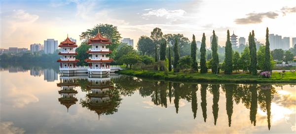 نمایی از بتکده باغ چینی سنگاپور از باغ های کنار دریاچه جورونگ