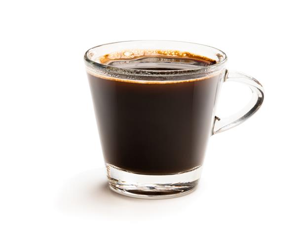 قهوه سیاه در فنجان شیشه ای جدا شده روی سفید