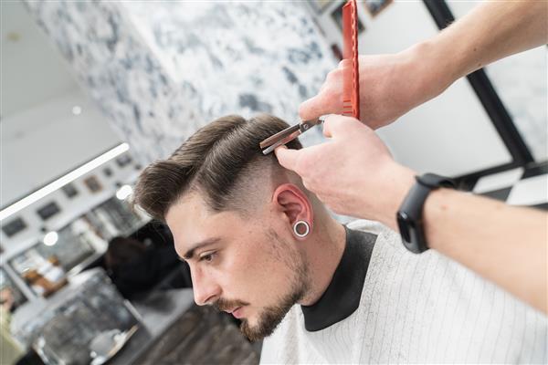 کوتاه کردن مو در آرایشگاه سالن زیبایی مردانه مدل موی جدید