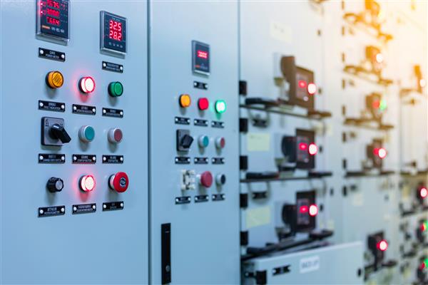 سوئیچ انتخاب کننده برق کلید دکمه ای دنده سوئیچ الکتریکی در کابینه مرکز کنترل موتور ولتاژ پایین در نیروگاه زغال سنگ برای پس زمینه تار شده است