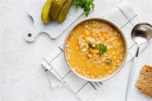 سوپ با خیار شور و جو مروارید - راسولنیک در زمینه سفید نمای بالا