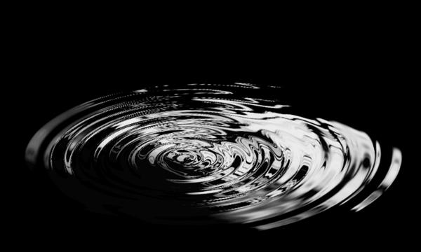 آب از یک قطره آب در تاریکی موج می زند قطره آب رنگ تیره دایره سیاه انتزاعی قطره آب پس‌زمینه بافت مایع مایع موج‌دار با افکت حالت در سیاه و سفید