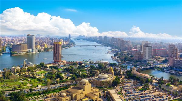 پانورامای منظره شهری قاهره که در هنگام غروب خورشید از برج معروف قاهره قاهره مصر گرفته شده است