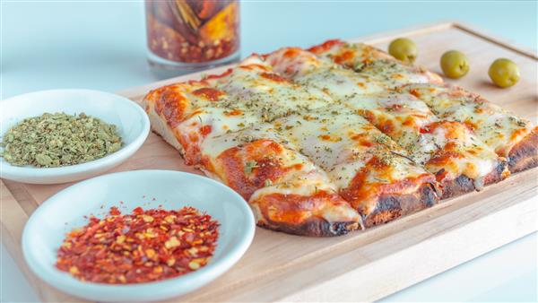 پیتزای مربعی ایتالیایی پنیر موزارلا