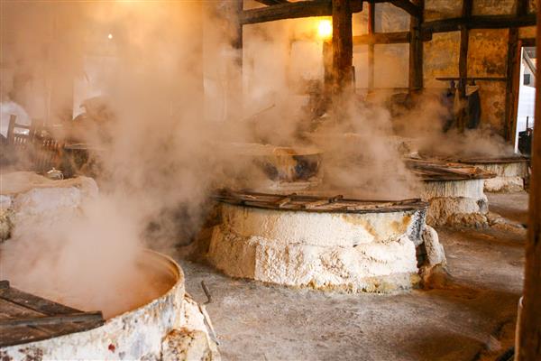 بخار حاصل از گرم کردن آب های زیرزمینی شور پمپ شده از چاه نمک Shenhai حفر شده در سال 1835 Zigong Sichuan اولین شفت به عمق 1000 متر در جهان برای تولید نمک به روش قدیمی درست مانند 100 سال پیش