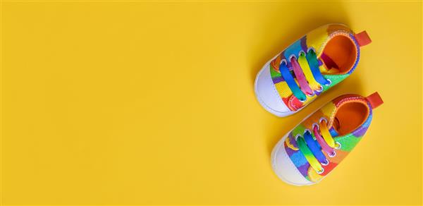 کفش برای نوزادان در زمینه زرد تمرکز انتخابی عزیزم