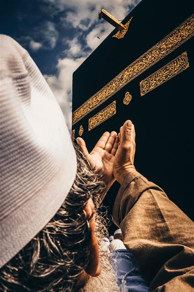 مردی در حال نماز در مقابل کعبه مکه ترجمه اللهم لا اله الا الله محمد رسول الله