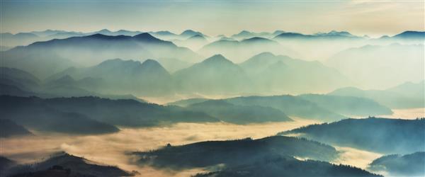 تصاویری از کوه های صبحگاهی صبح مه آلود در کارپات منظره کوهستانی