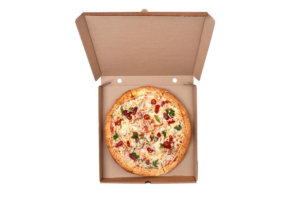 پیتزا داغ در یک جعبه مقوایی باز پیتزای خوشمزه با پنیر سوسیس هالاپینو و گوجه فرنگی در زمینه سفید نمای بالا