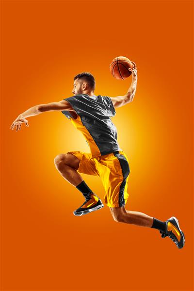 بسکتبالیست حرفه ای درخشان در پس زمینه نارنجی