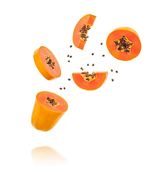 میوه پاپایا در حال پرواز در هوا حداقل پاپایای تازه و شیرین تابستانی نارنجی گرمسیری مفهوم شناور رنگارنگ پاپایای پرتقال برش مگس در حال سقوط طراحی واضح و خلاقانه میوه ای