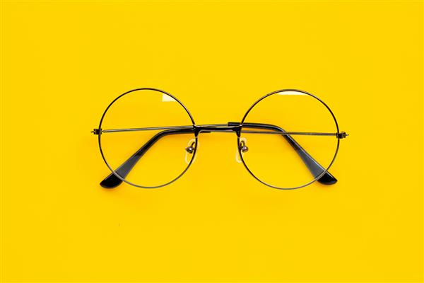 عینک چشم در زمینه زرد فضای کپی
