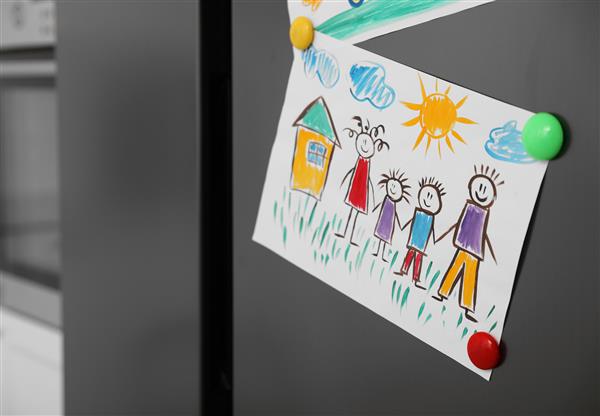 یخچال مدرن با نقاشی کودک و آهنربا