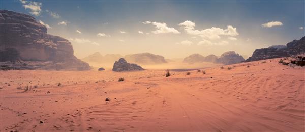 پانوراما از صحرای وادی روم در اردن در طی یک طوفان خفیف شن