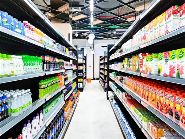 گورگان دهلی هند - حدوداً 2020 راهروهایی پر از آب میوه آب نارگیل نوشابه‌های غیرالکلی از قایق کاغذی طبیعی B و موارد دیگر در یک فروشگاه خرده‌فروشی مدرن فروشگاه‌های خرده‌فروشی مانند le marche