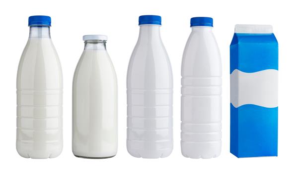 مجموعه ای از بسته بندی محصولات لبنی بطری های پلاستیکی و شیشه ای برای شیر و ماست جدا شده در زمینه سفید