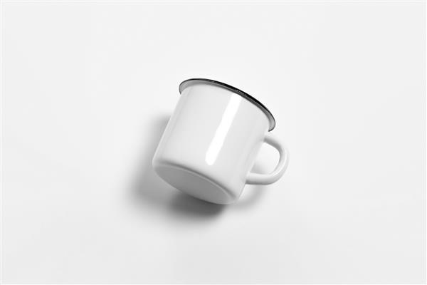 ماکت لیوان مینای خالی سفید جدا شده روی پس‌زمینه سفید لیوان خالی برای برندسازی عکس با وضوح بالا