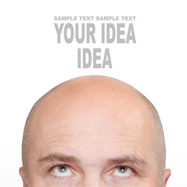 سر مردانه بدون مو با فضایی برای متن شما در زمینه سفید