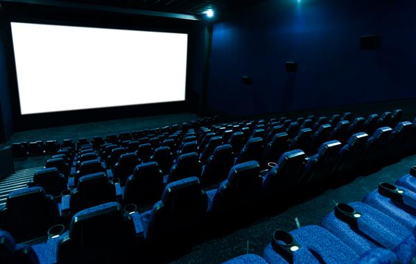 فضای داخلی سینمای خالی با صفحه نمایش و صندلی