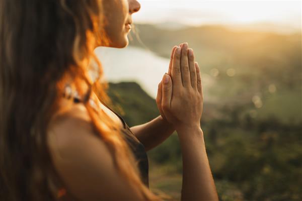 زنی که در طلوع آفتاب به تنهایی دعا می کند پس زمینه طبیعت مفهوم معنوی و عاطفی حساسیت به طبیعت