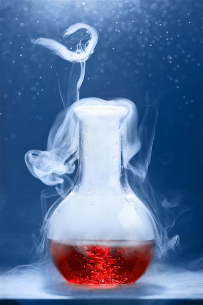 واکنش شیمیایی در شیشه فلاسک حجمی در آزمایشگاه مفهوم آزمایش های علمی