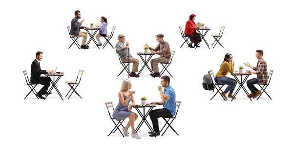 افراد جوان و مسن که روی میزهای کافه ای جدا شده در پس زمینه سفید نشسته اند