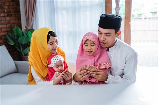پدر مادر و دختر مسلمان با هم در خانه نماز می خوانند