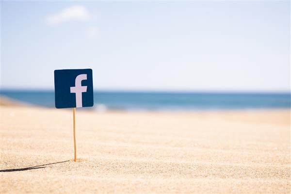 ماسپالوماس گرن کاناریا - اکتبر 2019 نماد فیس بوک روی چوب در ساحل شنی در روز آفتابی