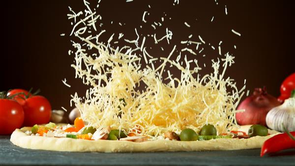 افتادن پنیر موزارلا روی پیتزا حرکت فریز غذای سنتی ایتالیایی