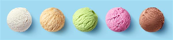 مجموعه ای از پنج اسکوپ یا توپ بستنی مختلف در زمینه آبی نمای بالا طعم وانیل توت فرنگی کارامل پسته و شکلات