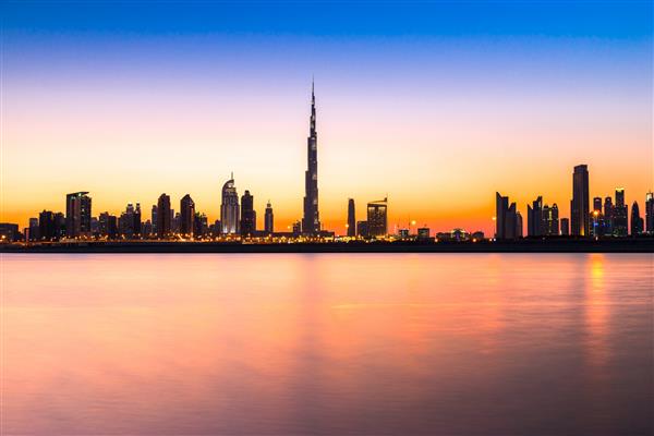 دبی امارات - 08 فوریه نمای افق دبی که برج خلیفه و آسمان خراش های جاده شیخ زاید را در 8 فوریه 2014 در دبی امارات نشان می دهد برج خلیفه بلندترین آسمان خراش جهان با 829 8 متر ارتفاع