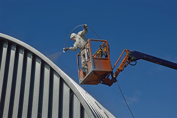 رنگ آمیزی تاجر سقف یک ساختمان صنعتی