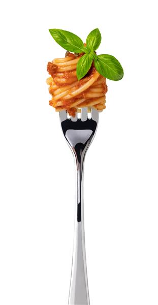 اسپاگتی روی چنگال جدا شده در پس زمینه سفید