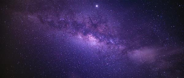نمای پانوراما از فضای کیهان عکسی از کهکشان راه شیری با ستارگان در پس‌زمینه آسمان شب راه شیری کهکشانی است که منظومه شمسی ما را در خود جای داده است