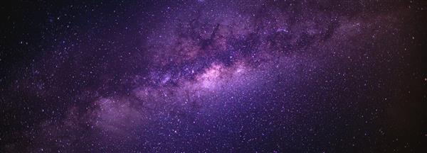 نمای پانوراما از فضای کیهان عکسی از کهکشان راه شیری با ستارگان در پس‌زمینه آسمان شب راه شیری کهکشانی است که منظومه شمسی ما را در خود جای داده است