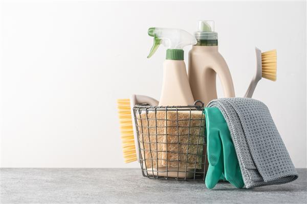 برس اسفنج دستکش لاستیکی و محصولات پاک کننده طبیعی در سبد محصولات پاک کننده سازگار با محیط زیست
