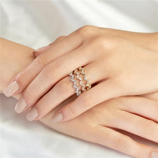 حلقه های الماس ترکیبی روی دست خانم های جوان