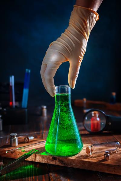 مایع سبز شفاف در یک فلاسک شیمیایی علم شیمی آزمایش