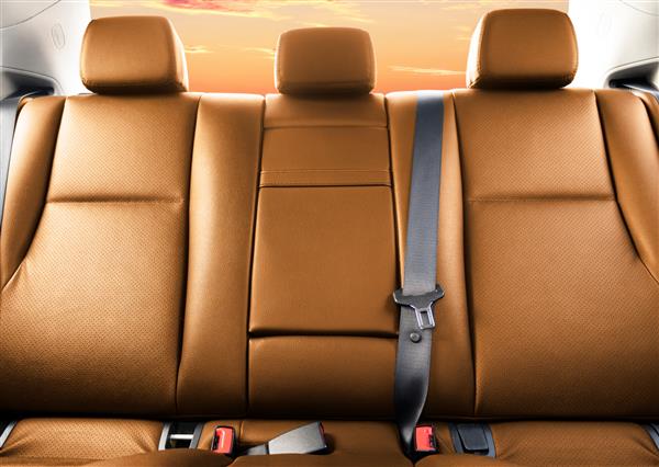 صندلی های چرمی قهوه ای سرنشین در ماشین لوکس مدرن چرم سوراخ دار نارنجی با دوخت ماشین داخل صندلی های قهوه ای راحت چرمی جزئیات داخلی خودرو